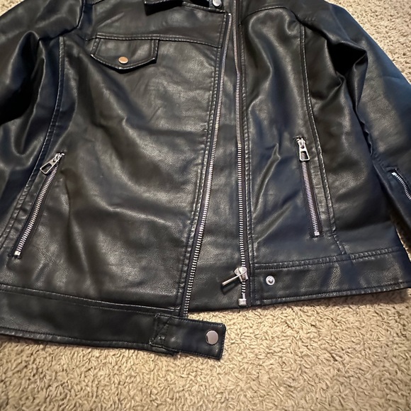 Faux leather accented with zippers, very stylist - Picture 2 of 3